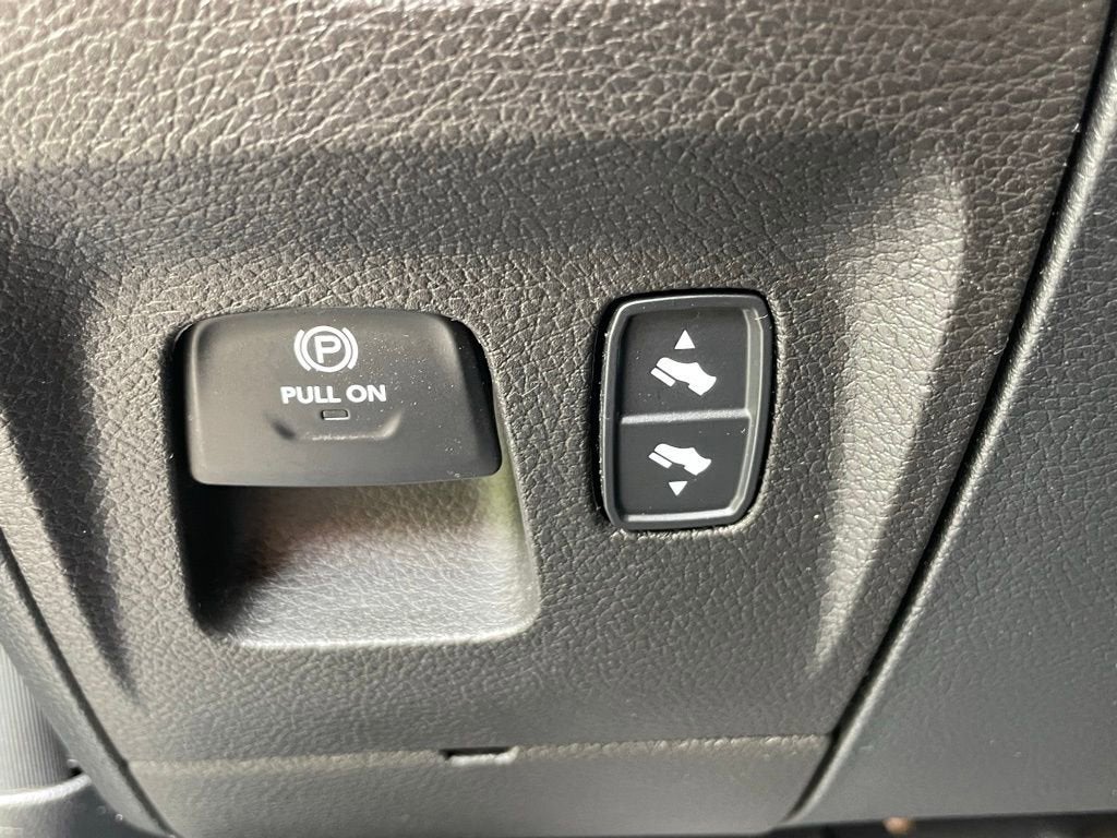 2021 RAM 1500 Big Horn Crew Cab 4x4 5'7" Box
